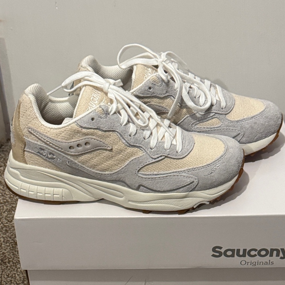 Saucony 3D Grid Hurricane Beige and Light Gray Sneakers. Womens Size 7